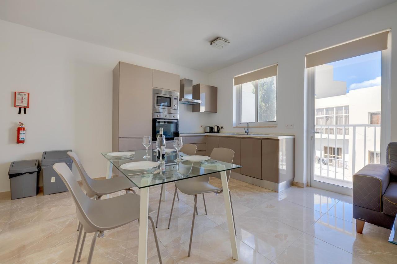Deluxe Apartment Steps To St George'S Bay San Giuliano Esterno foto