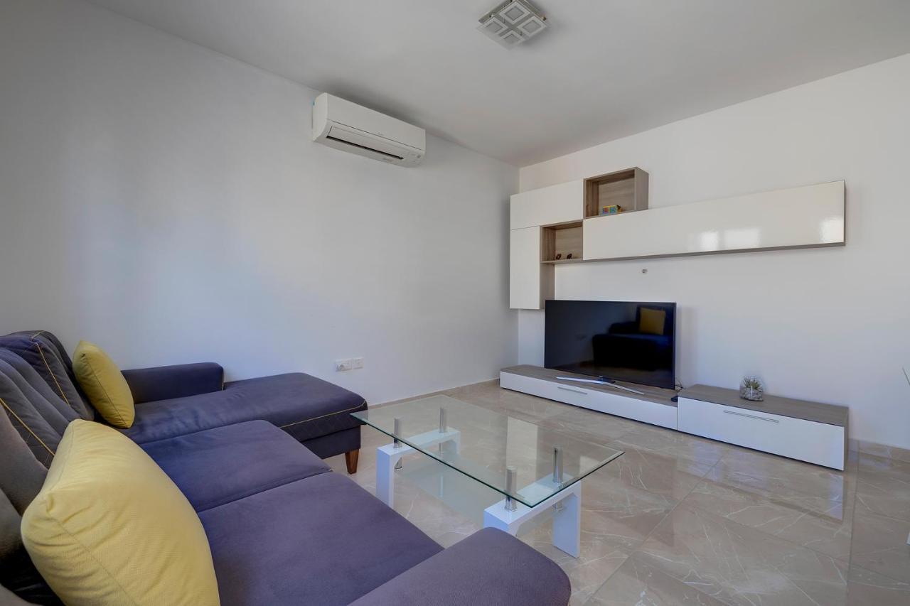 Deluxe Apartment Steps To St George'S Bay San Giuliano Esterno foto
