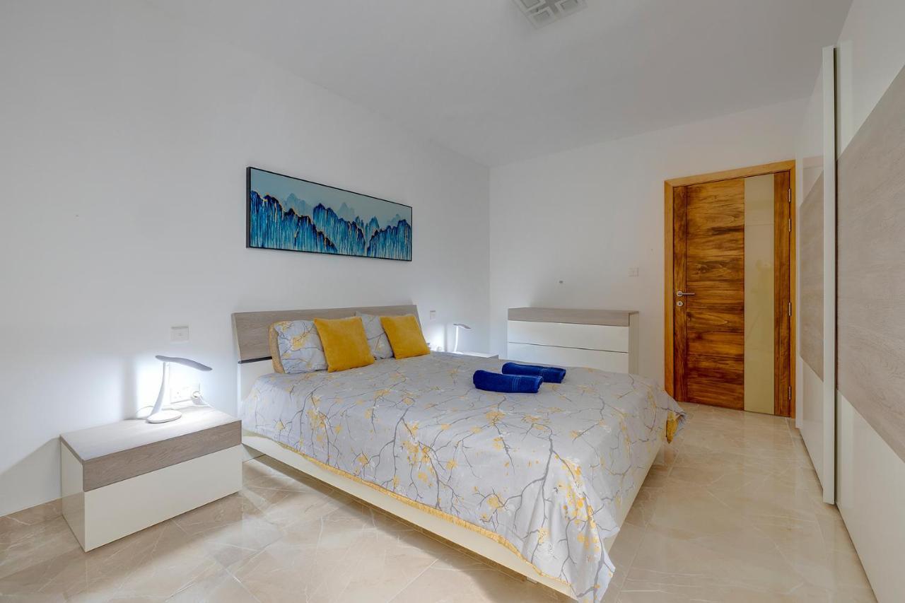 Deluxe Apartment Steps To St George'S Bay San Giuliano Esterno foto