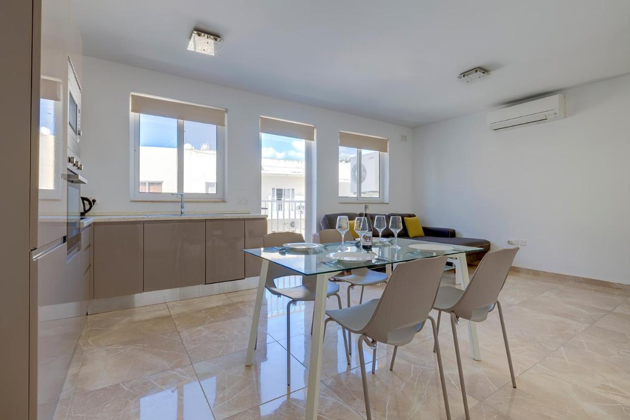 Deluxe Apartment Steps To St George'S Bay San Giuliano Esterno foto