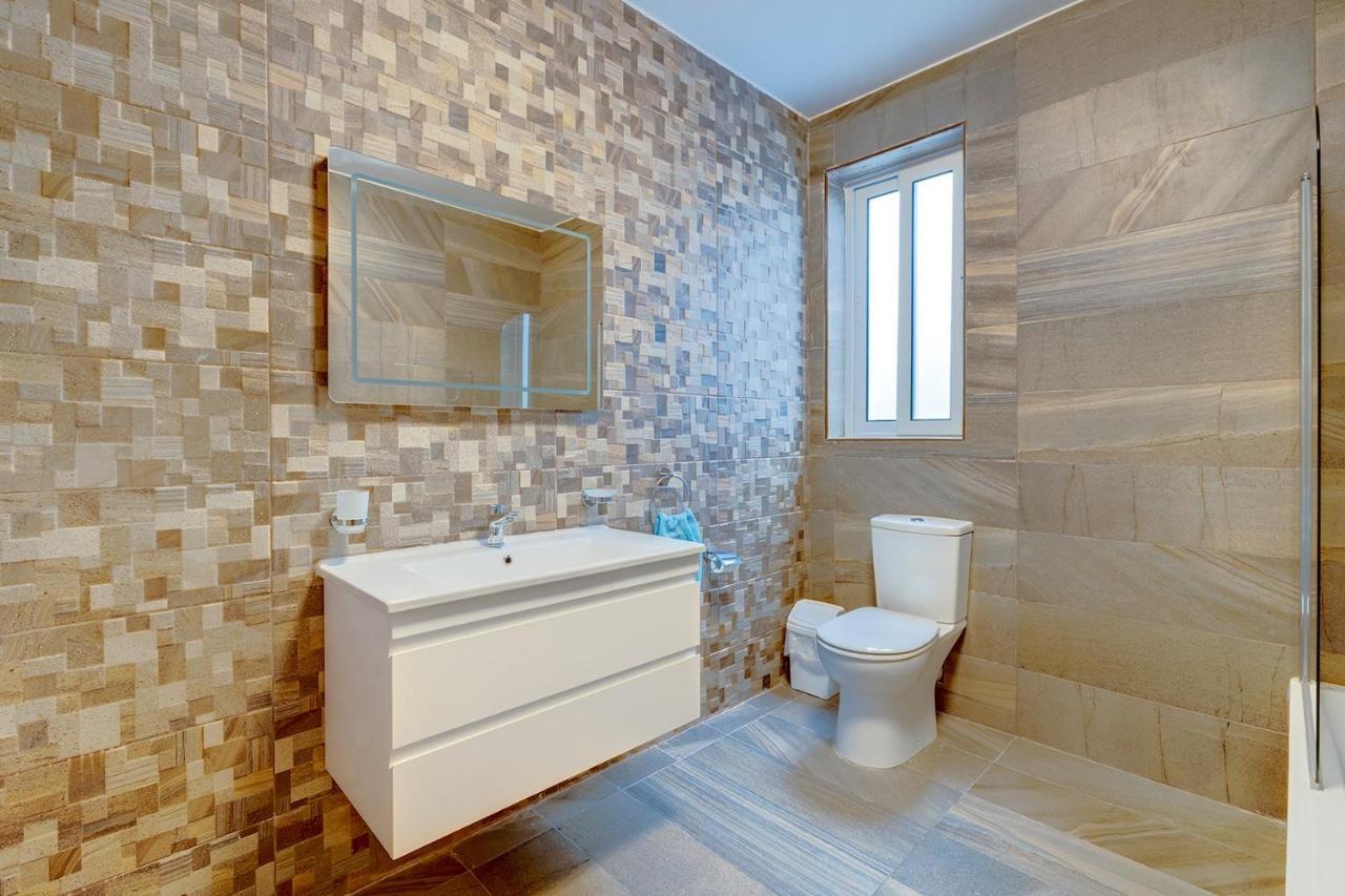 Deluxe Apartment Steps To St George'S Bay San Giuliano Esterno foto