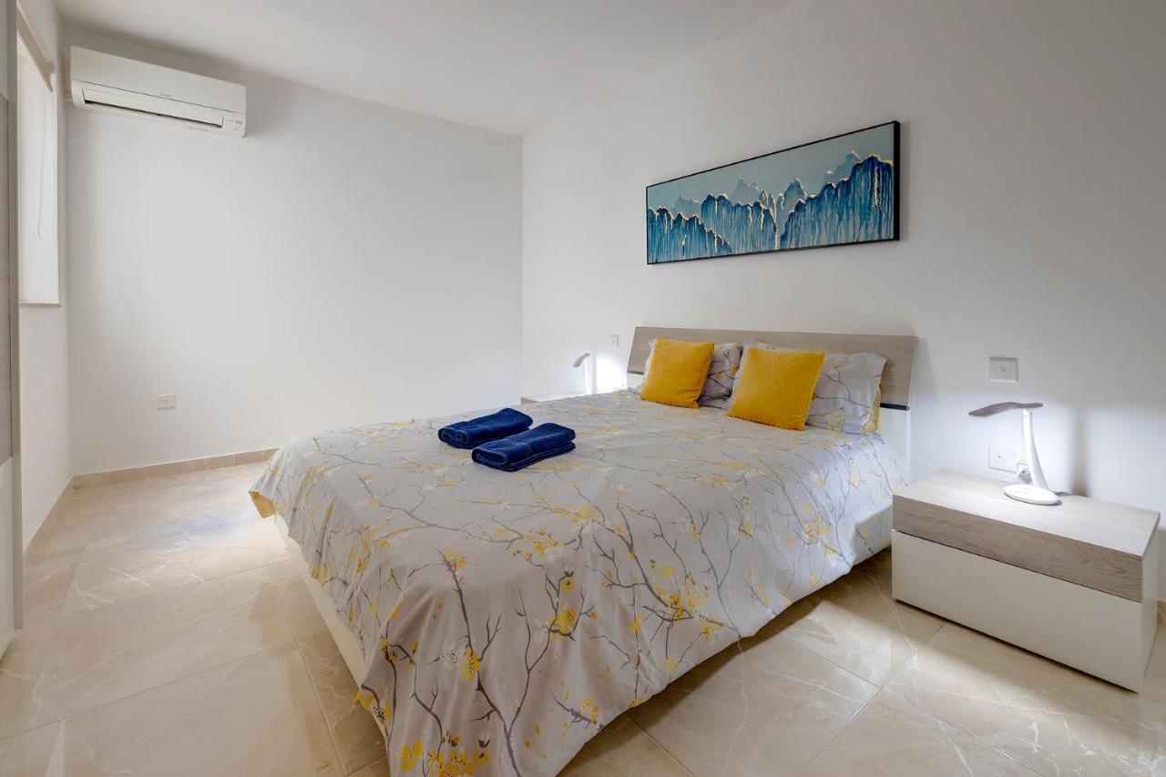Deluxe Apartment Steps To St George'S Bay San Giuliano Esterno foto