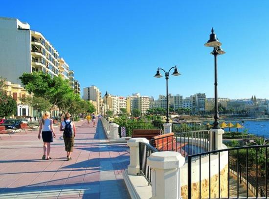 Deluxe Apartment Steps To St George'S Bay San Giuliano Esterno foto