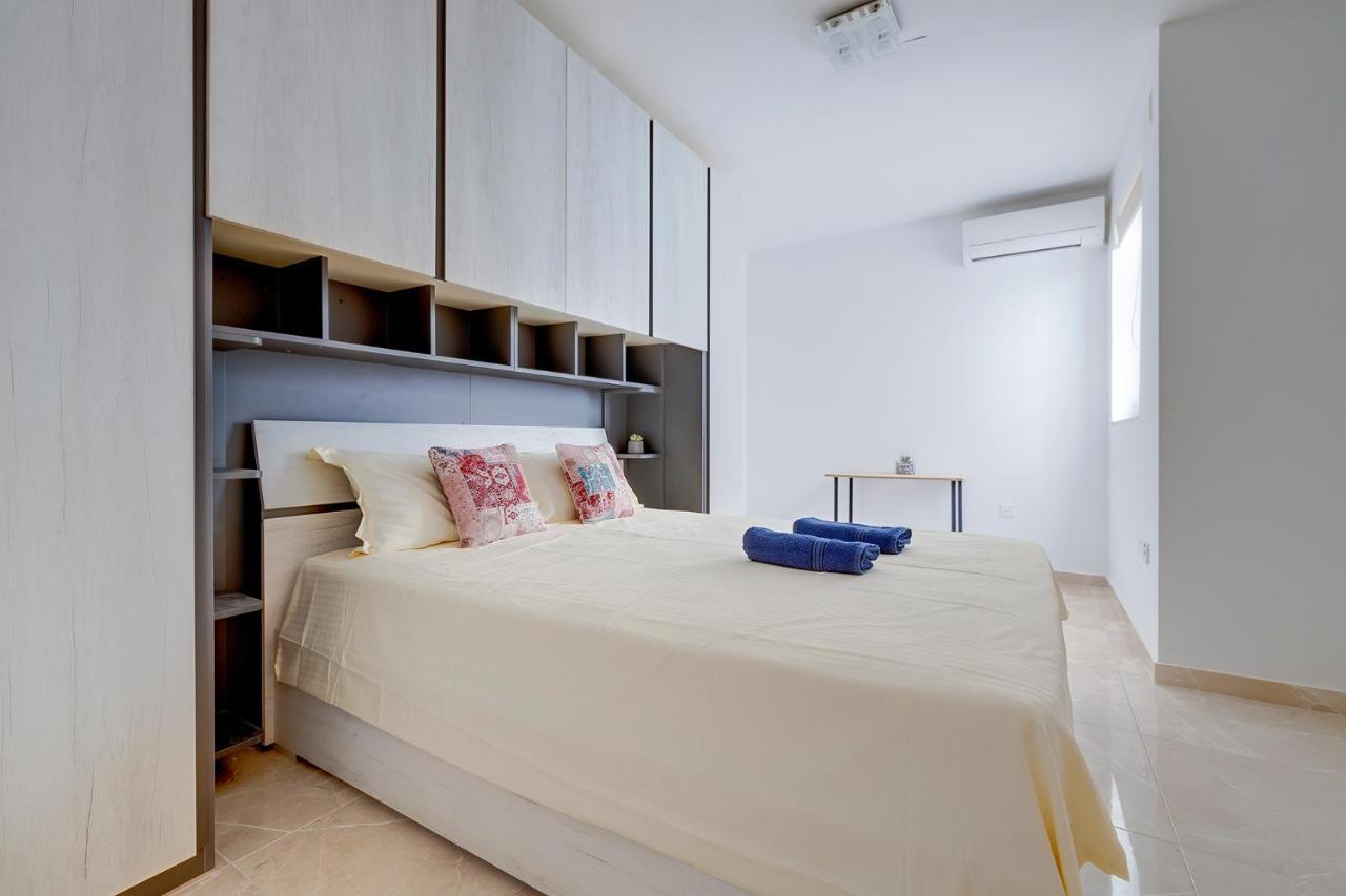 Deluxe Apartment Steps To St George'S Bay San Giuliano Esterno foto
